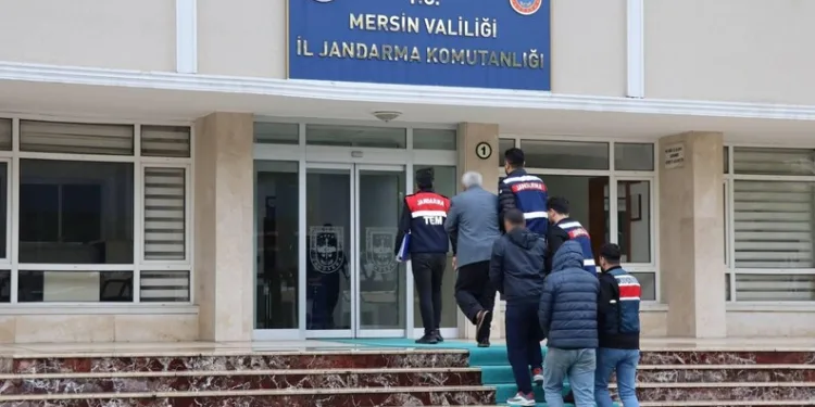 Adana’da şarampole yuvarlanan otomobildeki 2 kişi yaralandı