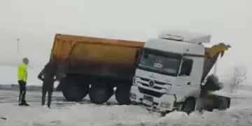 Adana’da şarampole yuvarlanan otomobildeki 2 kişi yaralandı