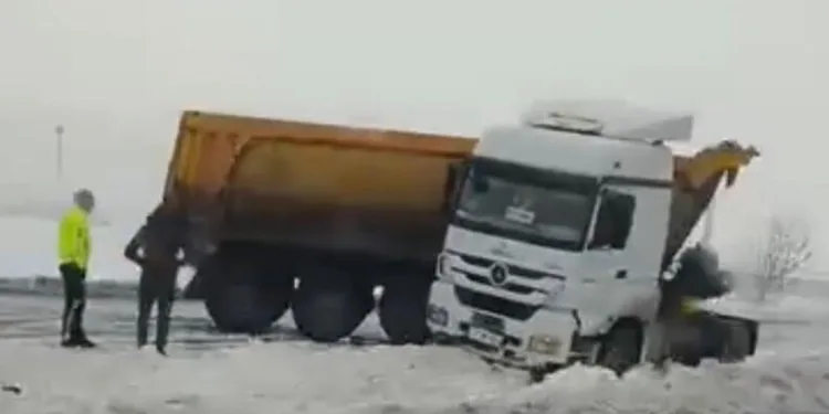 Adana’da şarampole yuvarlanan otomobildeki 2 kişi yaralandı