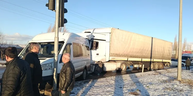 Adana’da şarampole yuvarlanan otomobildeki 2 kişi yaralandı