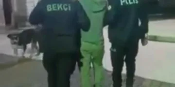 Adana’da şarampole yuvarlanan otomobildeki 2 kişi yaralandı