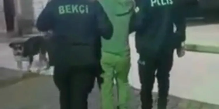 Adana’da şarampole yuvarlanan otomobildeki 2 kişi yaralandı