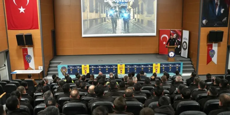 Adana’da şarampole yuvarlanan otomobildeki 2 kişi yaralandı