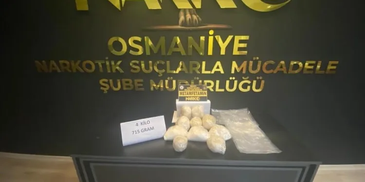 Adana’da şarampole yuvarlanan otomobildeki 2 kişi yaralandı