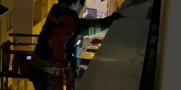 Adana’da şarampole yuvarlanan otomobildeki 2 kişi yaralandı