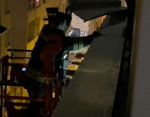 Adana’da şarampole yuvarlanan otomobildeki 2 kişi yaralandı
