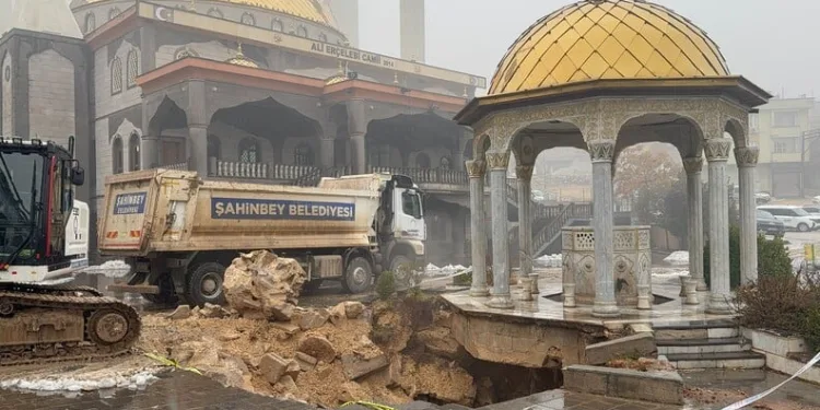 Edirne’de kar kent merkezinde etkisini azalttı, ilçelerde kar küremesi devam ediyor
