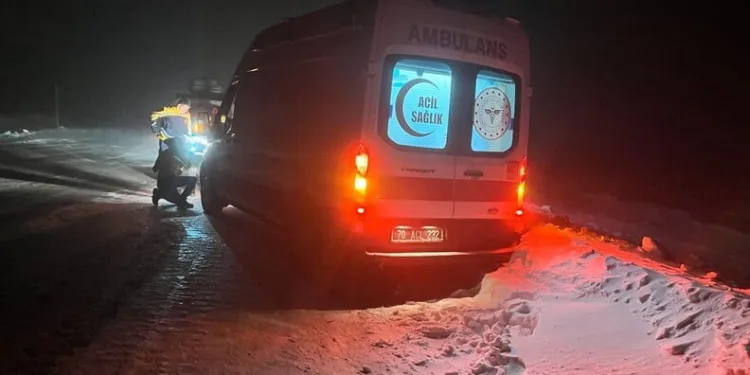 Karaman’da sağlık ekibi kar yağışı ve tipiye rağmen diyaliz hastası kadını hastaneye ulaştırdı