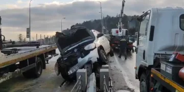 Karaman’da sağlık ekibi kar yağışı ve tipiye rağmen diyaliz hastası kadını hastaneye ulaştırdı