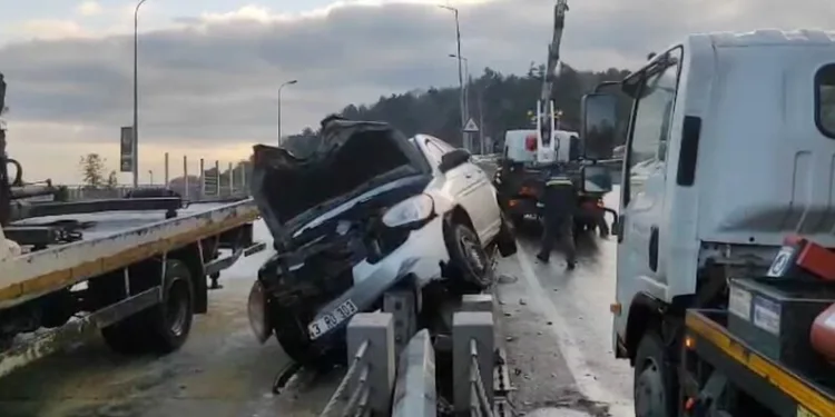 Karaman’da sağlık ekibi kar yağışı ve tipiye rağmen diyaliz hastası kadını hastaneye ulaştırdı