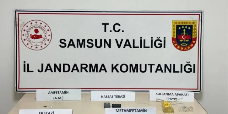 Karaman’da sağlık ekibi kar yağışı ve tipiye rağmen diyaliz hastası kadını hastaneye ulaştırdı