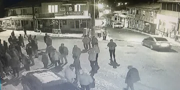 Karaman’da sağlık ekibi kar yağışı ve tipiye rağmen diyaliz hastası kadını hastaneye ulaştırdı