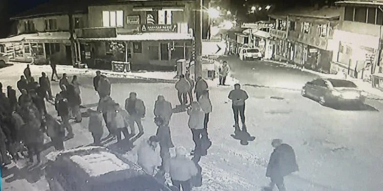 Karaman’da sağlık ekibi kar yağışı ve tipiye rağmen diyaliz hastası kadını hastaneye ulaştırdı