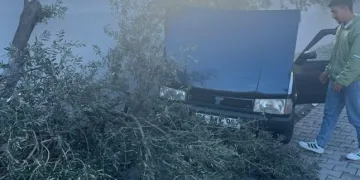 Karaman’da sağlık ekibi kar yağışı ve tipiye rağmen diyaliz hastası kadını hastaneye ulaştırdı