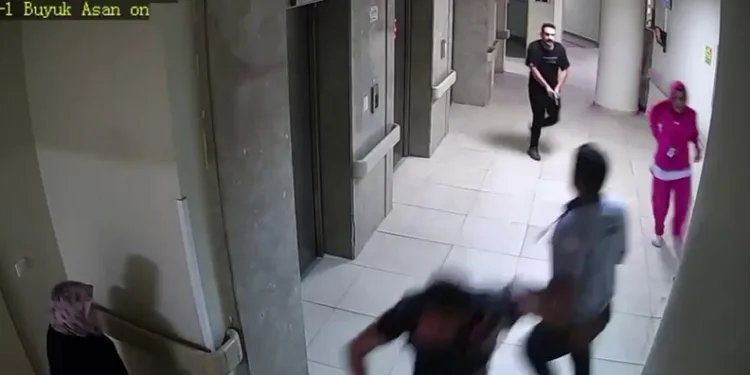 Karaman’da sağlık ekibi kar yağışı ve tipiye rağmen diyaliz hastası kadını hastaneye ulaştırdı