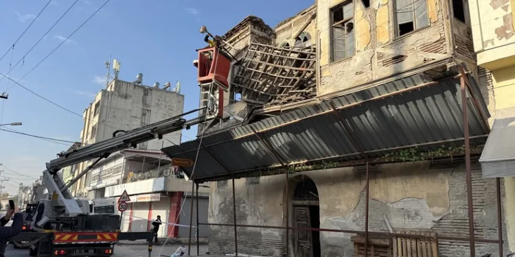 Karaman’da sağlık ekibi kar yağışı ve tipiye rağmen diyaliz hastası kadını hastaneye ulaştırdı