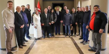 Kulp’ta aç kalan yaban atları grup halinde merkeze indi