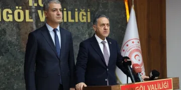 Kulp’ta aç kalan yaban atları grup halinde merkeze indi