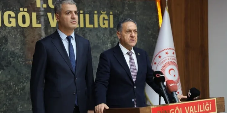 Kulp’ta aç kalan yaban atları grup halinde merkeze indi