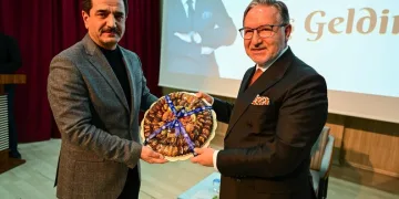 Kulp’ta aç kalan yaban atları grup halinde merkeze indi