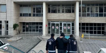 Serik’te devrilen kamyonetin sürücüsü ağır yaralandı