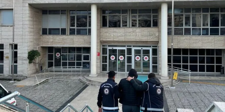 Serik’te devrilen kamyonetin sürücüsü ağır yaralandı