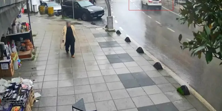 Serik’te devrilen kamyonetin sürücüsü ağır yaralandı