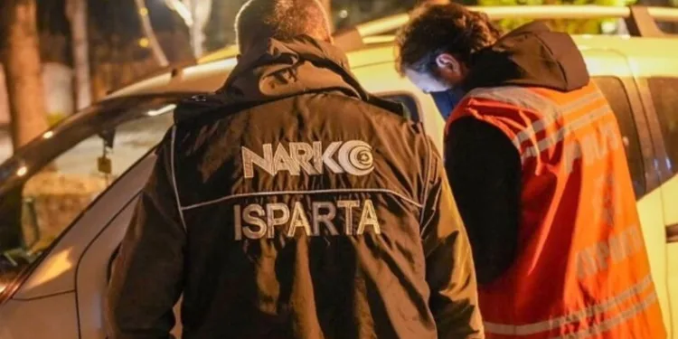 Serik’te devrilen kamyonetin sürücüsü ağır yaralandı