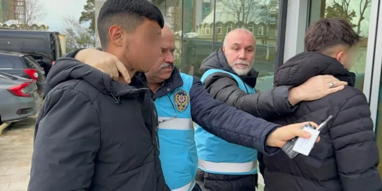 Serik’te devrilen kamyonetin sürücüsü ağır yaralandı