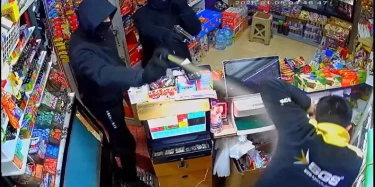 Serik’te devrilen kamyonetin sürücüsü ağır yaralandı