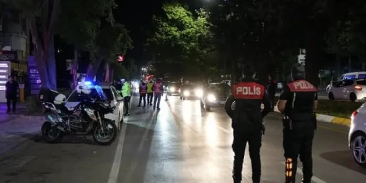 Serik’te devrilen kamyonetin sürücüsü ağır yaralandı