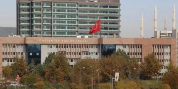 Serik’te devrilen kamyonetin sürücüsü ağır yaralandı