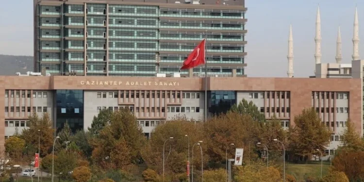 Serik’te devrilen kamyonetin sürücüsü ağır yaralandı