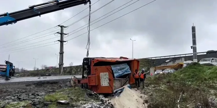 Serik’te devrilen kamyonetin sürücüsü ağır yaralandı