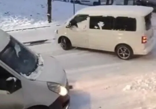 Serik’te devrilen kamyonetin sürücüsü ağır yaralandı