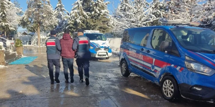 Serik’te devrilen kamyonetin sürücüsü ağır yaralandı