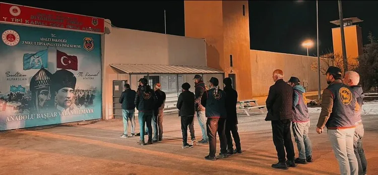 Serik’te devrilen kamyonetin sürücüsü ağır yaralandı