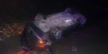 Yüksekova’da buzlu yolda 2 kamyonet çarpıştı