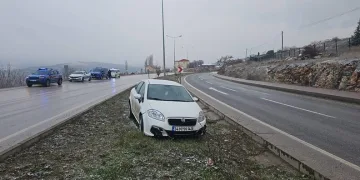 Yüksekova’da buzlu yolda 2 kamyonet çarpıştı