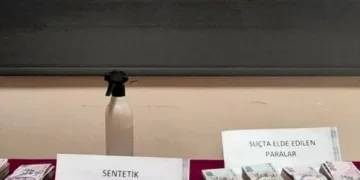 Yüksekova’da buzlu yolda 2 kamyonet çarpıştı