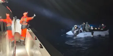 Yüksekova’da buzlu yolda 2 kamyonet çarpıştı
