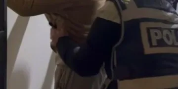 Yüksekova’da buzlu yolda 2 kamyonet çarpıştı