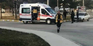 Yüksekova’da buzlu yolda 2 kamyonet çarpıştı