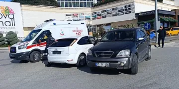 Yüksekova’da buzlu yolda 2 kamyonet çarpıştı