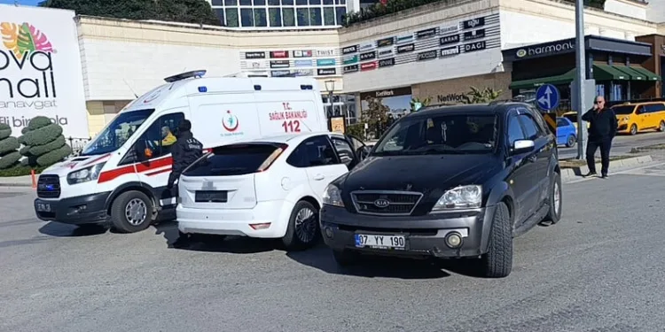 Yüksekova’da buzlu yolda 2 kamyonet çarpıştı