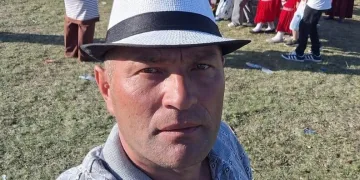 Yüksekova’da buzlu yolda 2 kamyonet çarpıştı