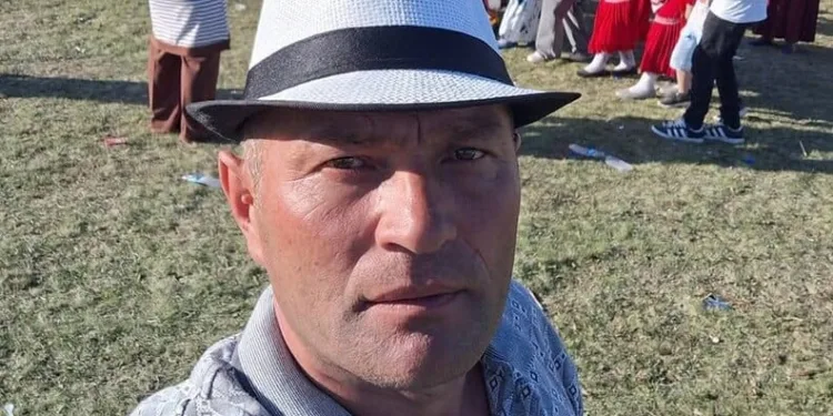 Yüksekova’da buzlu yolda 2 kamyonet çarpıştı