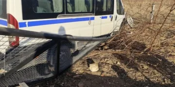 Yüksekova’da buzlu yolda 2 kamyonet çarpıştı