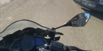Yüksekova’da buzlu yolda 2 kamyonet çarpıştı