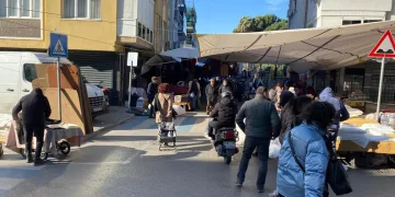 Yüksekova’da buzlu yolda 2 kamyonet çarpıştı